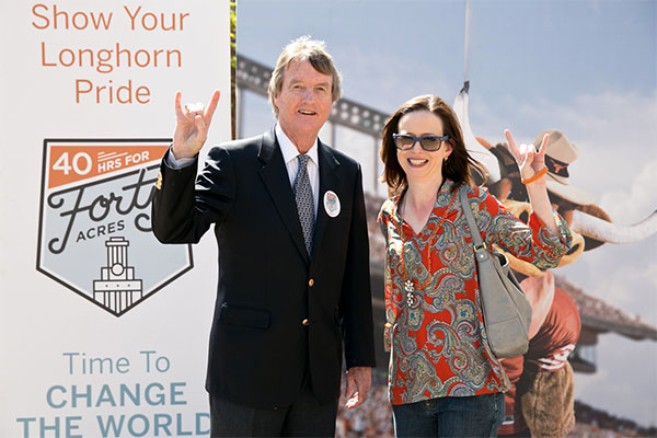 Harris holding up hook em